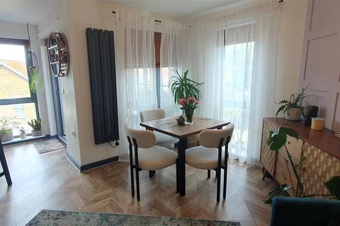 2 bedroom apartment for sale, Edith Court, New Road, Bedfont