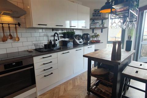 2 bedroom apartment for sale, Edith Court, New Road, Bedfont