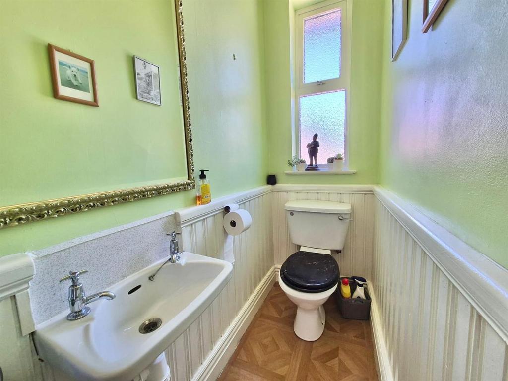 Cloakroom (WC)