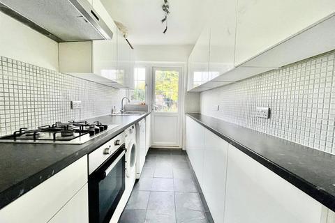 3 bedroom semi-detached house to rent, Broughton Avenue, Richmond