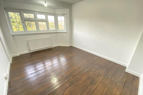 3 bedroom semi-detached house to rent, Broughton Avenue, Richmond