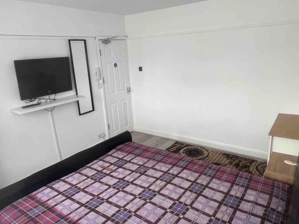 Beautiful Double En-Suite Room to Let in Edgware,