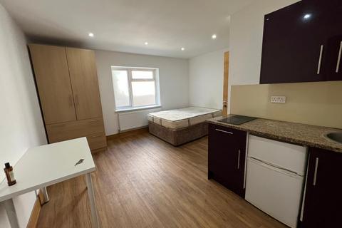 Studio to rent, Sunny Place, London NW4