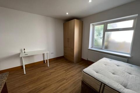 Studio to rent, Sunny Place, London NW4