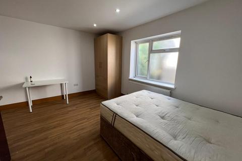 Studio to rent, Sunny Place, London NW4