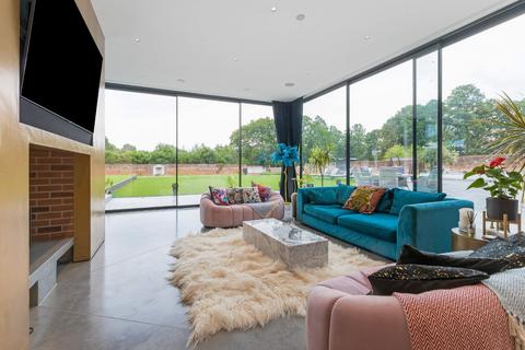 5 bedroom detached house to rent, London Road, Windlesham, Surrey
