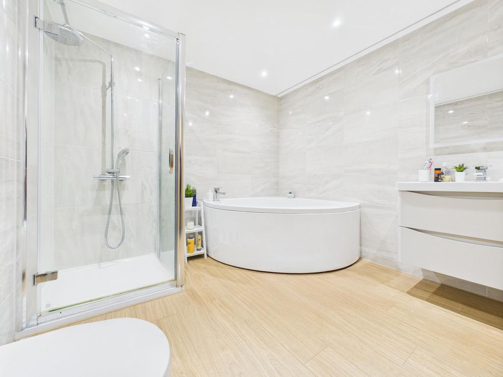 Bathroom (First Floor