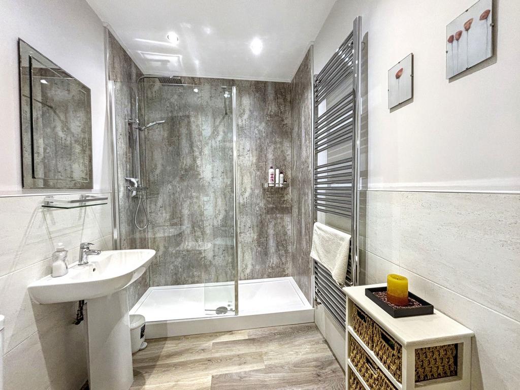 Principal Shower Room