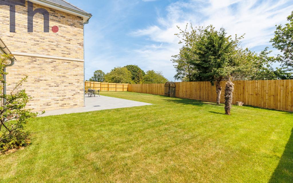 Extensive Sunny Garden