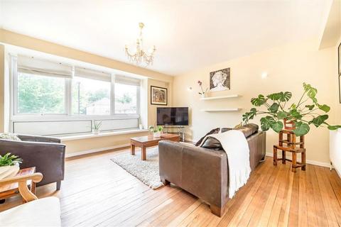 2 bedroom flat for sale, Southbourne Gardens, London SE12