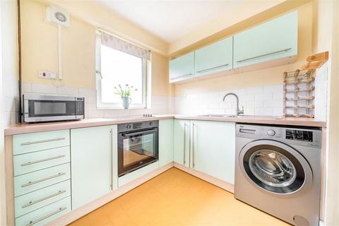 2 bedroom flat for sale, Southbourne Gardens, London SE12