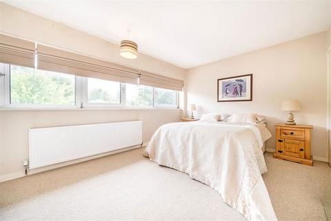 2 bedroom flat for sale, Southbourne Gardens, London SE12