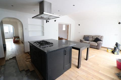 3 bedroom end of terrace house for sale, Wolverham Road, Cheshire CH65