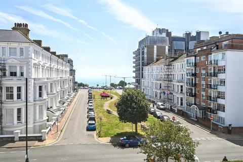2 bedroom flat for sale, Chiswick Place, Eastbourne