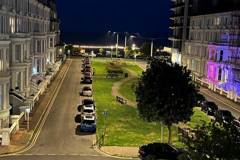 2 bedroom flat for sale, Chiswick Place, Eastbourne