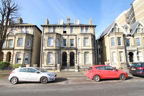 Bedsit to rent, The Drive, Hove BN3