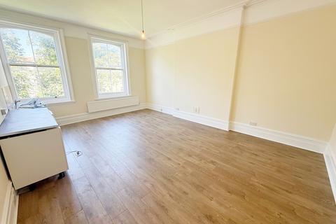 Bedsit to rent, The Drive, Hove BN3