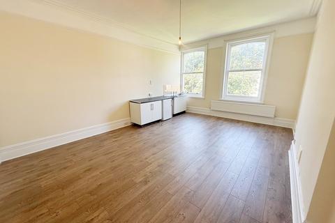 Bedsit to rent, The Drive, Hove BN3