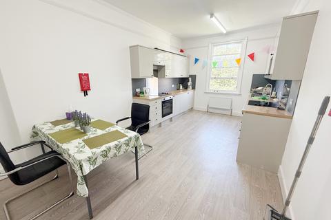 Bedsit to rent, The Drive, Hove BN3