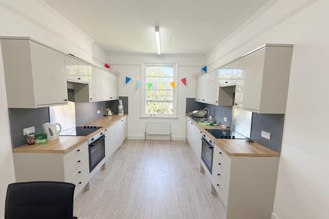 Bedsit to rent, The Drive, Hove BN3