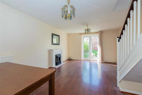 16 Nicholas Gardens, Slough, SL1 5TT