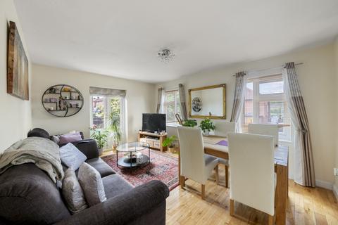 5 Chadwick Close, London, W7 1PR