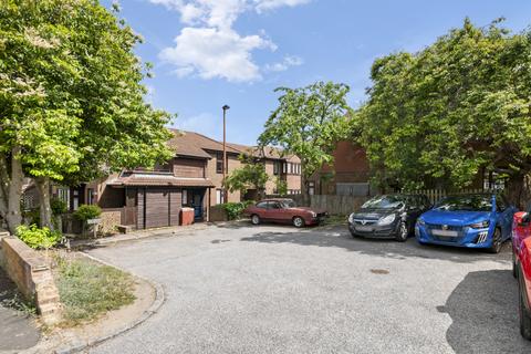 5 Chadwick Close, London, W7 1PR