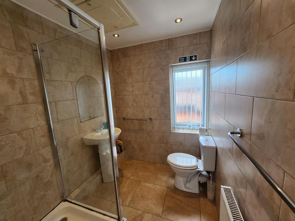 A clean and well-maintained bathroom featuring ...