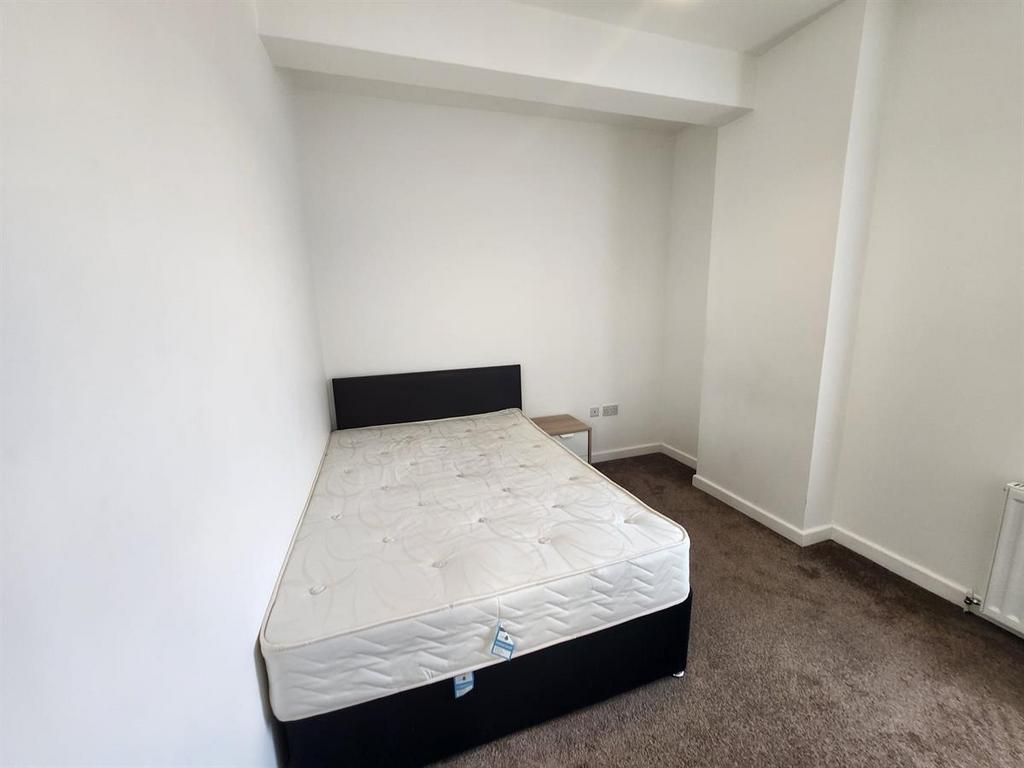 Simple, neutrally decorated single bedroom with...