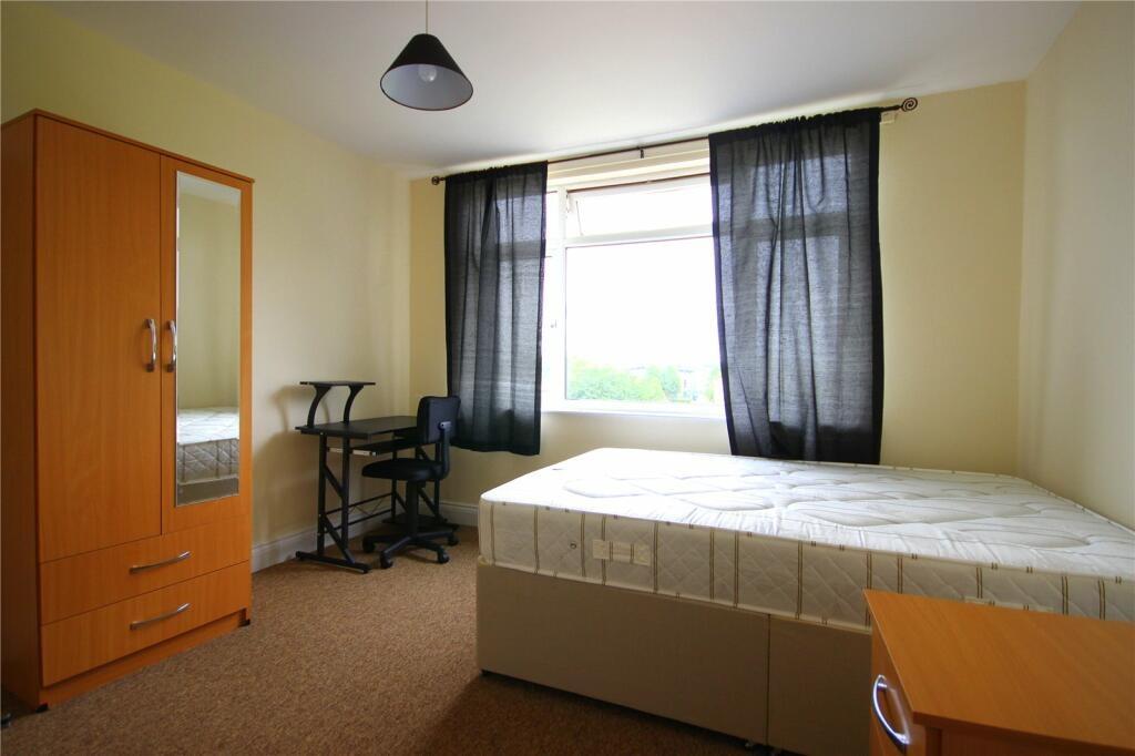 Bright and tidy single bedroom featuring a larg...