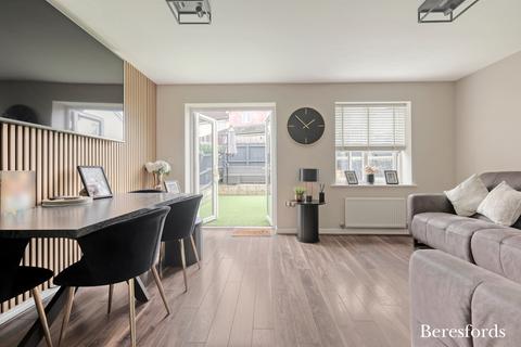 9 Leaf Hill Drive, Romford, RM3 7FA