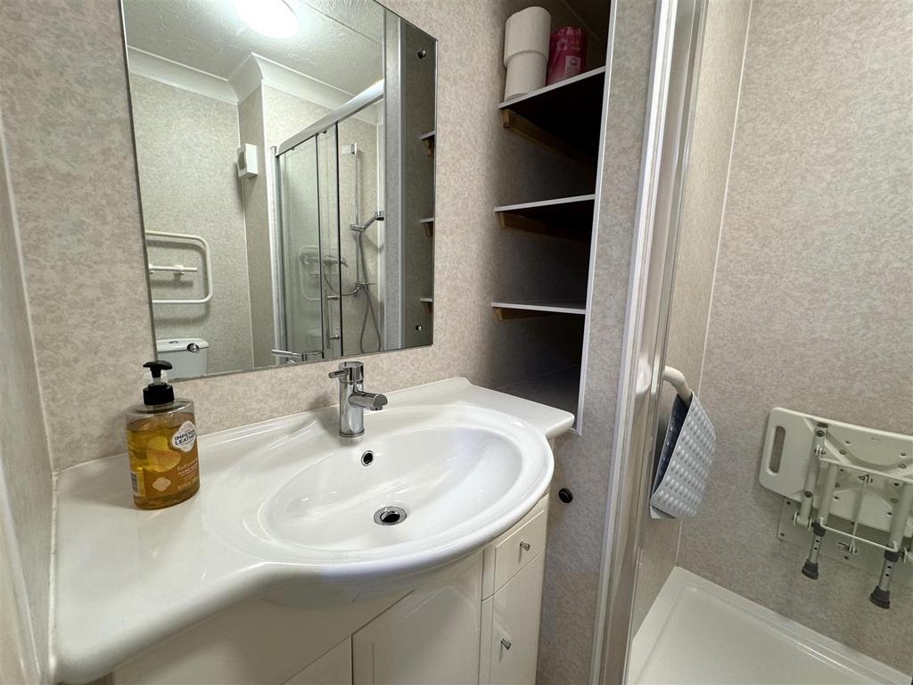 Shower room 2.jpg
