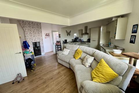 4 bedroom semi-detached house for sale, Dorchester Road, North Shore FY1