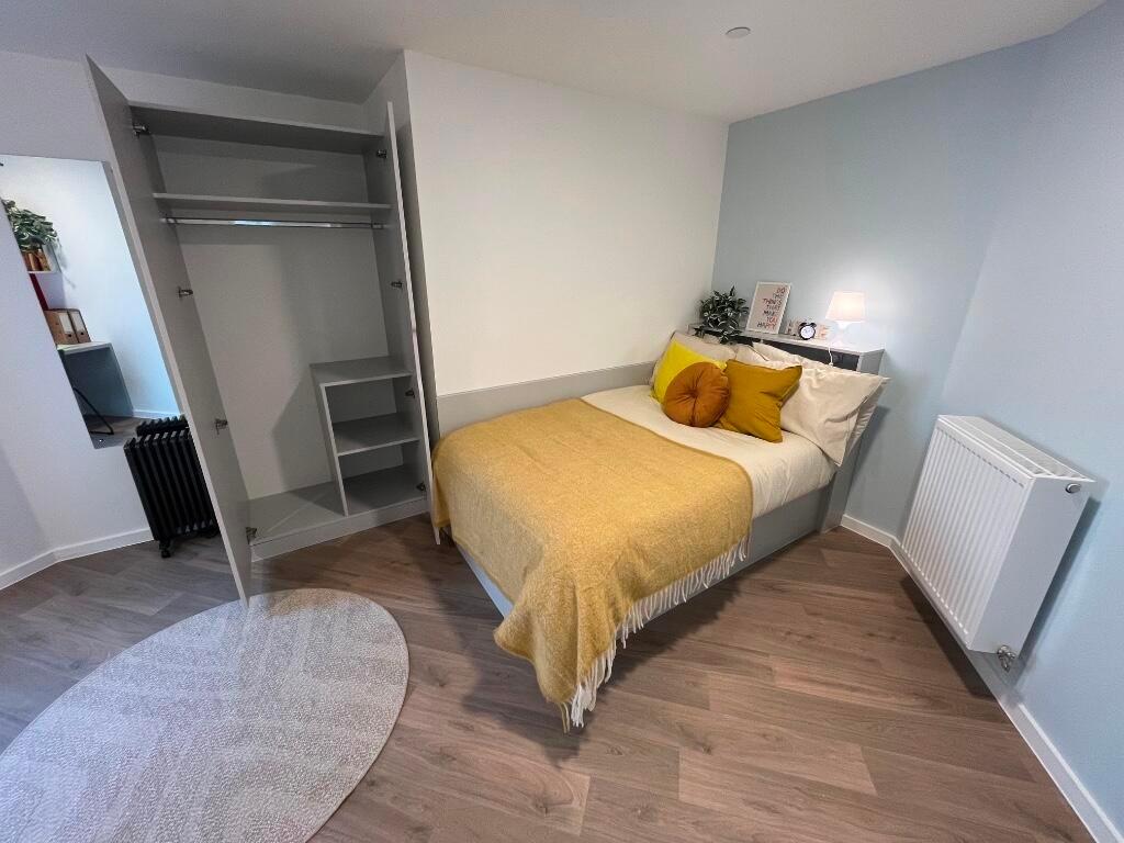 A cozy and well-maintained double bedroom featu...