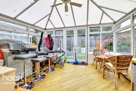 5 Walnut Grove, Hornchurch, RM12 4UP