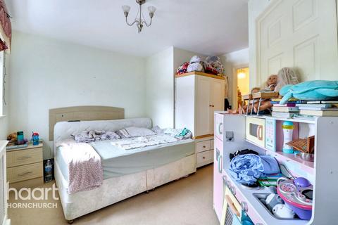 5 Walnut Grove, Hornchurch, RM12 4UP