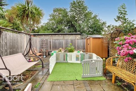 5 Walnut Grove, Hornchurch, RM12 4UP