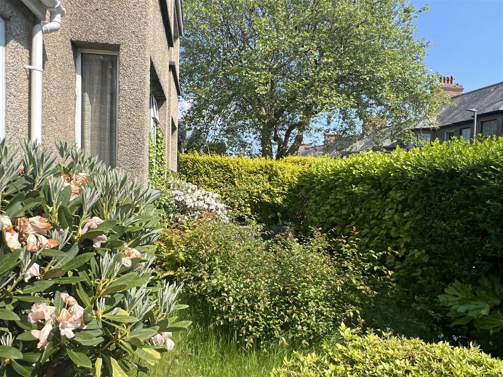 Gardens & Garage