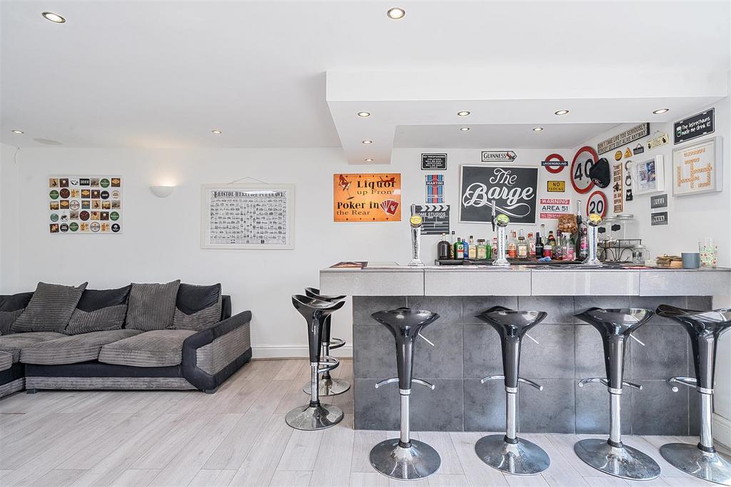 Garden Bar / Games Room