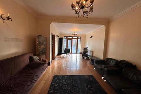 4 bedroom terraced house to rent, Park Road, Ilford IG1