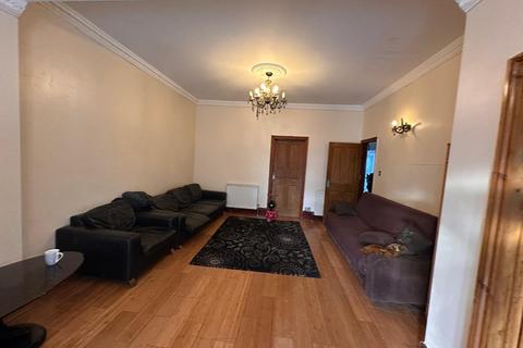 4 bedroom terraced house to rent, Park Road, Ilford IG1