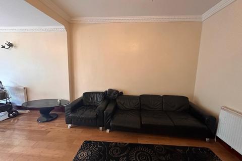 4 bedroom terraced house to rent, Park Road, Ilford IG1