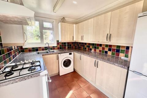 2 bedroom semi-detached house to rent, Queens Road,  Farnborough,  GU14