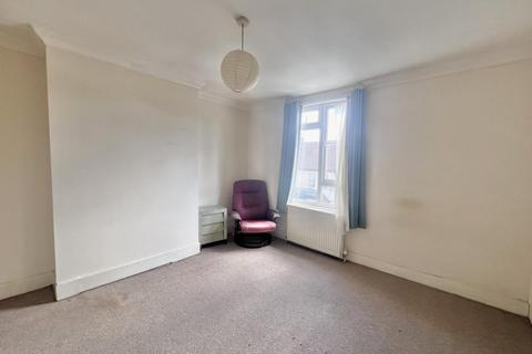 2 bedroom semi-detached house to rent, Queens Road,  Farnborough,  GU14