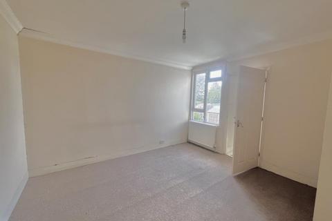 2 bedroom semi-detached house to rent, Queens Road,  Farnborough,  GU14