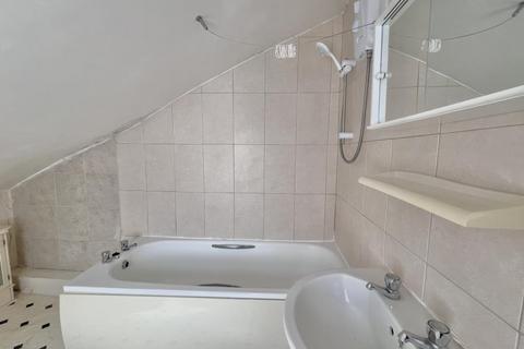 2 bedroom semi-detached house to rent, Queens Road,  Farnborough,  GU14