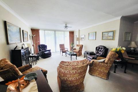 3 bedroom flat for sale, Sunningdale Lodge, Stonegrove, Edgware HA8