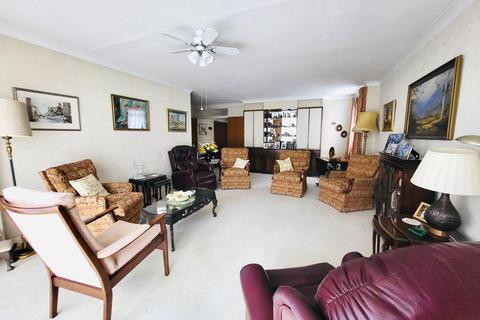 3 bedroom flat for sale, Sunningdale Lodge, Stonegrove, Edgware HA8