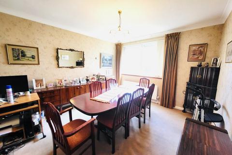 3 bedroom flat for sale, Sunningdale Lodge, Stonegrove, Edgware HA8