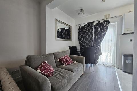Studio to rent, Lonsdale Avenue, Wembley